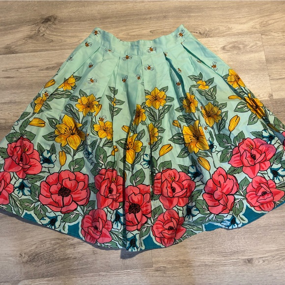 Dresses & Skirts - Beautiful floral skirt. Size small.